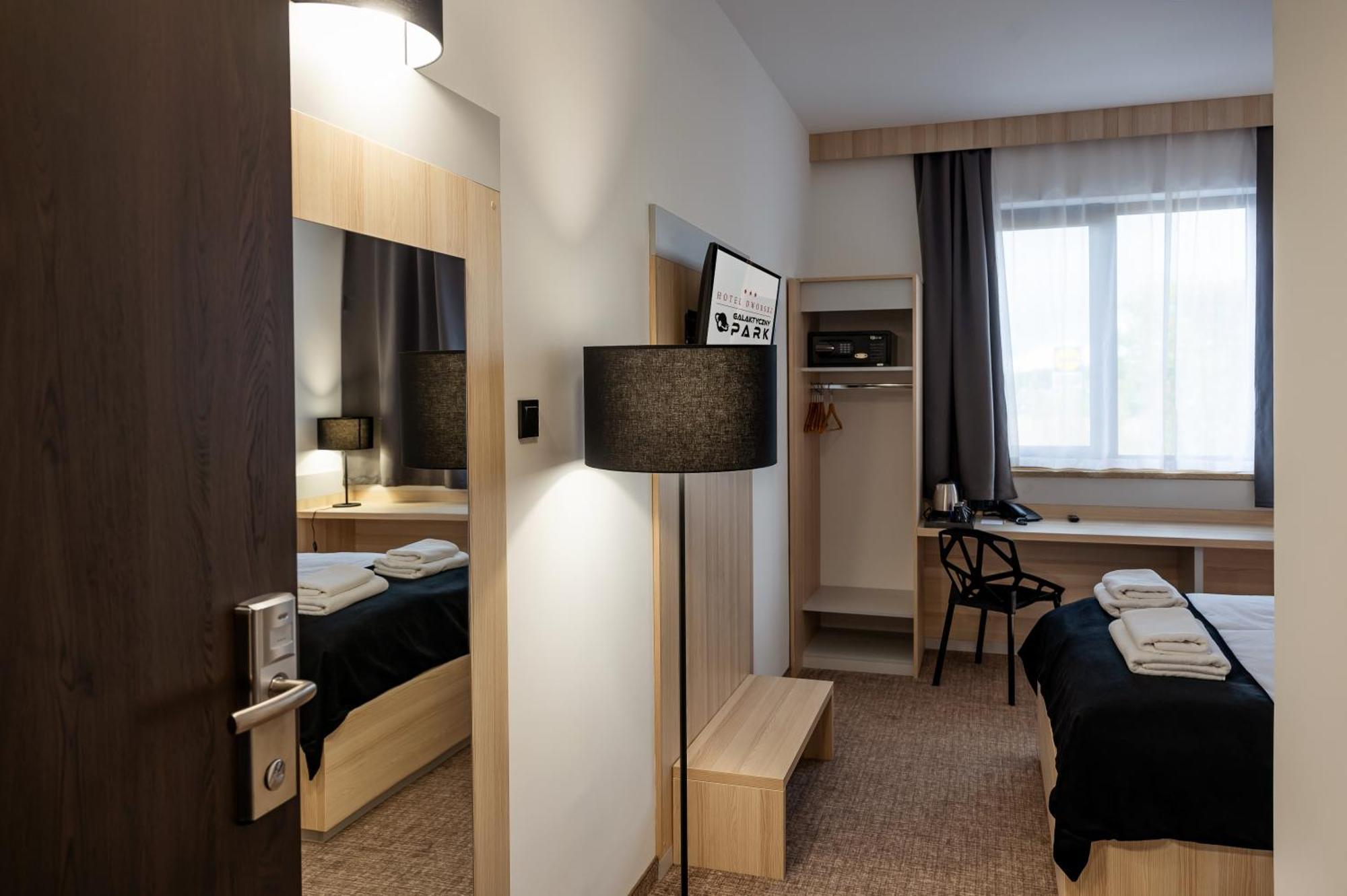 Hotel Dworski Galaktyczny Park Warzymice المظهر الخارجي الصورة