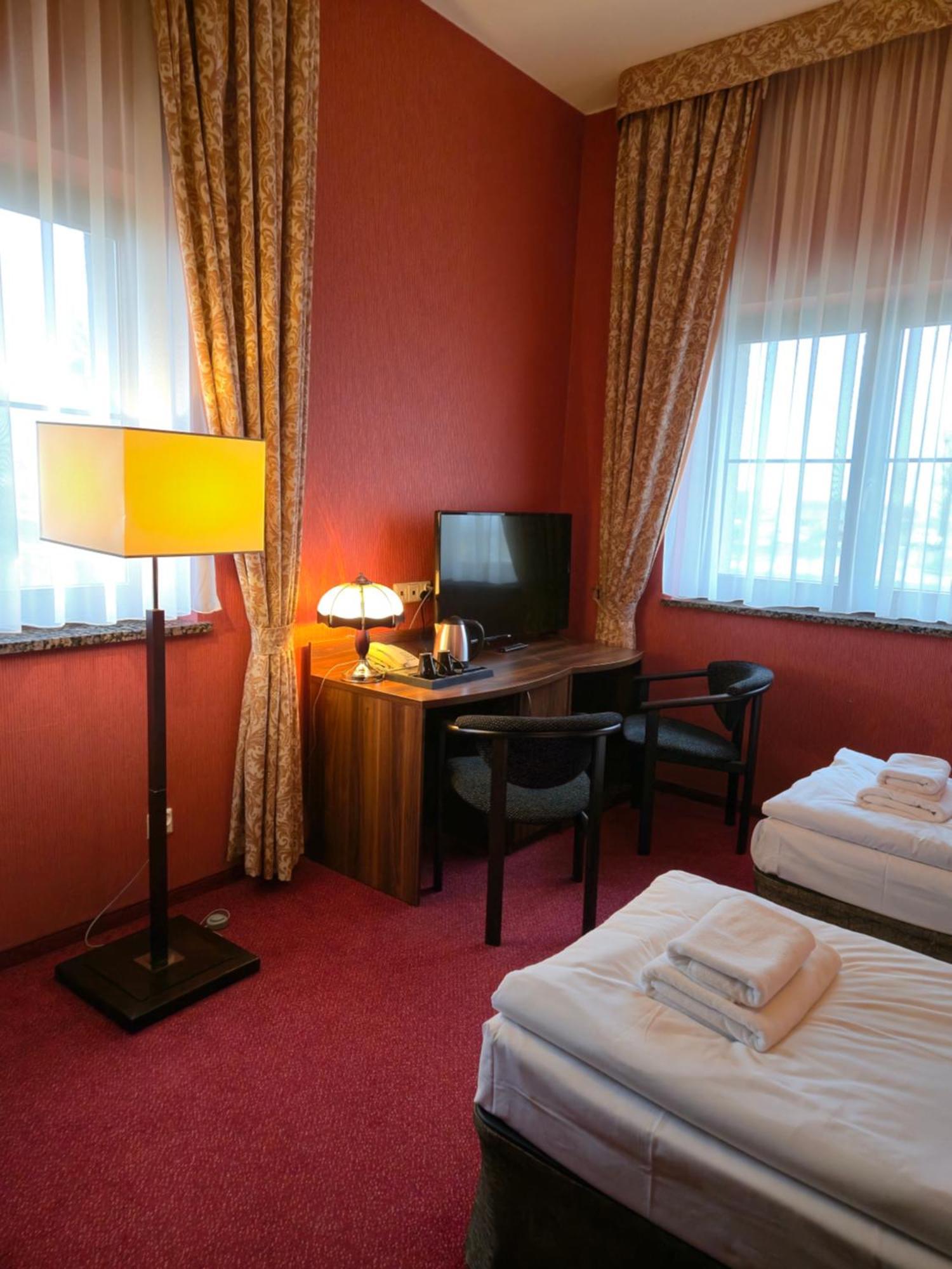 Hotel Dworski Galaktyczny Park Warzymice المظهر الخارجي الصورة