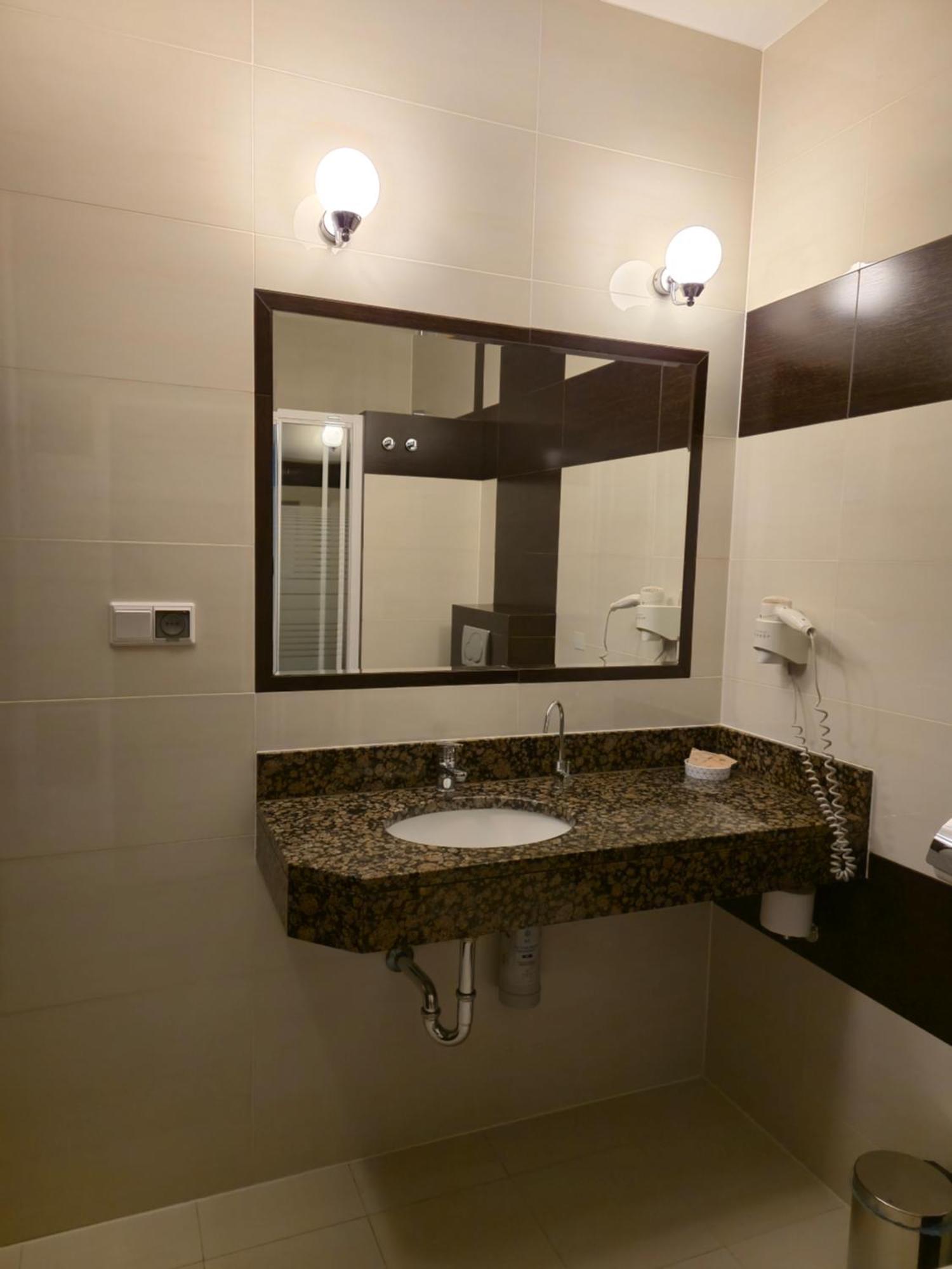 Hotel Dworski Galaktyczny Park Warzymice المظهر الخارجي الصورة