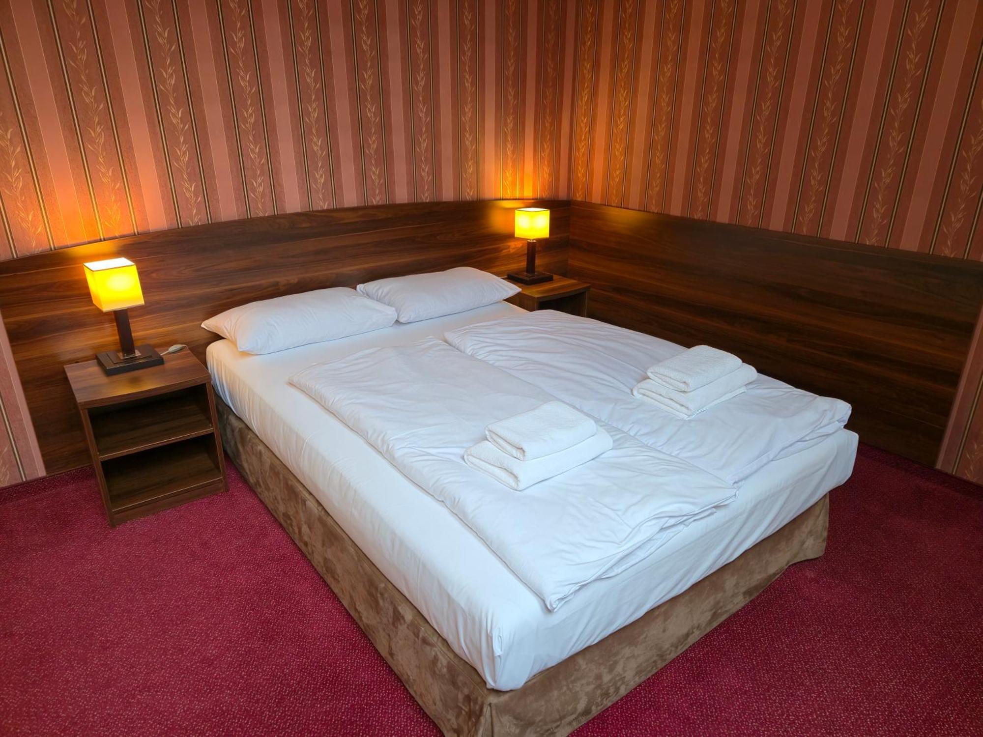 Hotel Dworski Galaktyczny Park Warzymice المظهر الخارجي الصورة