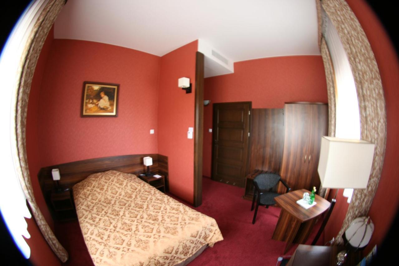 Hotel Dworski Galaktyczny Park Warzymice الغرفة الصورة